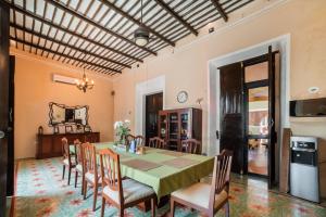 a kitchen and dining room with a table and chairs at Espectacular casona con alberca y jardines in Mérida