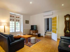 a living room with a couch and a table at Gîte La Roque-Gageac, 4 pièces, 5 personnes - FR-1-616-278 in La Roque-Gageac