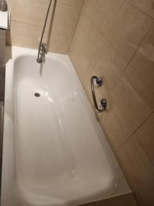 e bagno con vasca bianca e doccia. di Appartement de la Rose a Rouen