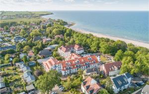 - une vue aérienne sur une ville à côté de la plage dans l'établissement Baltischer Hof Apartment 18, à Boltenhagen