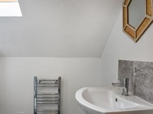 Baño blanco con lavabo y espejo en The Hay Barn-uk41602 en Stainton
