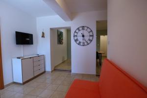 sala de estar con reloj en la pared en Accommodation Salvia, en Sveti Juraj
