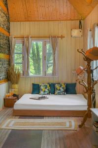 SaffronStays The Elements客房内的一张或多张床位
