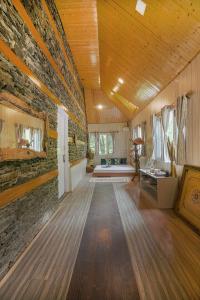 SaffronStays The Elements的休息区