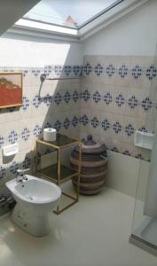ein Bad mit einem WC und einem Waschbecken in der Unterkunft The Nordic Loft - mare a 400m e parcheggio privato in Riva Ligure