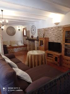 uma sala de estar com um sofá e uma mesa em Casa Rural Juan, el Zapa em Letur