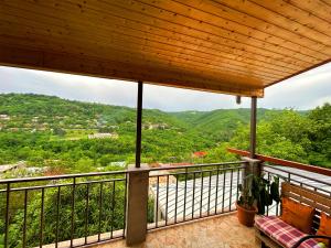 uma varanda com vista para as montanhas em Hotel VIM in Sighnaghi em Sighnaghi