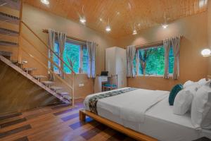 SaffronStays The Elements客房内的一张或多张床位