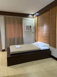Un pat sau paturi într-o cameră la The Sonly Suites