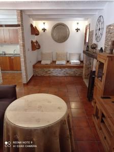 uma sala de estar com uma mesa e um sofá em Casa Rural Juan, el Zapa em Letur