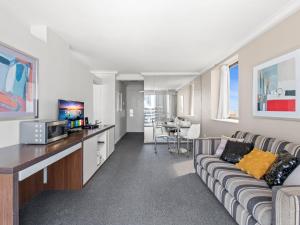 un soggiorno con un divano e un tavolo di Amazing suite with beach views at prime location a Gold Coast Altre 6 foto