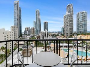 Πισίνα στο ή κοντά στο Amazing suite with beach views at prime location
