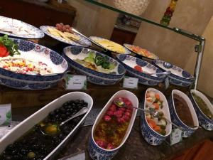 uma mesa coberta com tigelas de comida e pratos de comida em Holiday Inn Al Khobar, an IHG Hotel em Al Khobar