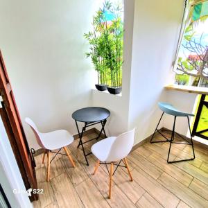 聖吉爾萊班的住宿－Studio P'ti Boucan，窗户客房内的桌椅