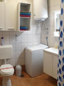 ein Badezimmer mit Toilette und Waschbecken in der Unterkunft RentFox - Crikvenica in Crikvenica