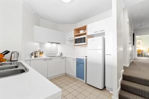 Una cocina o cocineta en Lorne Ocean Views 10 fotos más