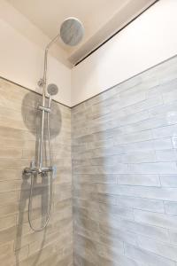 łazienka z prysznicem i ścianą wyłożoną kafelkami. w obiekcie Talula Hill Farm Resort w mieście Kluang