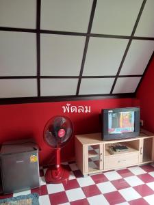 Il comprend un salon doté d'un ventilateur et d'une télévision. dans l'établissement เขาค้อ อันนาอิม รีสอร์ท, à Ban Thung Samoe