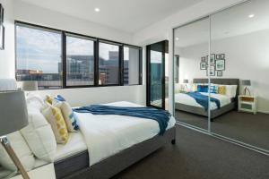 布里斯班Stylish 1BD Apt with Ideal Location in Southbank的带两张床和大窗户的卧室