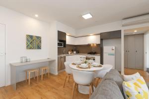 Stylish 1BD Apt with Ideal Location in Southbank的厨房或小厨房