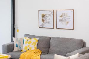 Stylish 1BD Apt with Ideal Location in Southbank的休息区