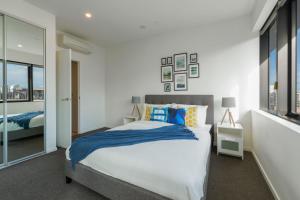 布里斯班Stylish 1BD Apt with Ideal Location in Southbank的带一张大床和一扇窗户的卧室
