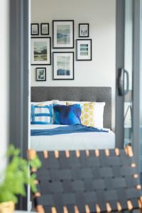 Stylish 1BD Apt with Ideal Location in Southbank客房内的一张或多张床位