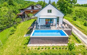 的住宿－4 Bedroom Nice Home In Ivancici，享有带游泳池的房屋的空中景致