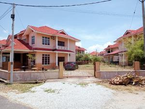 una casa con una puerta delante de ella en Homestay Camelia Kuala Terengganu Seberang Takir - Near Drawbridge en Kuala Terengganu