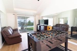 ein Wohnzimmer mit einem großen Tischfußballtisch in der Unterkunft Modern Luxury in Bonita - Spacious Home w/ Infinit in Bonita