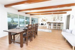 ein Esszimmer und ein Wohnzimmer mit einem Tisch und Stühlen in der Unterkunft Modern Luxury in Bonita - Spacious Home w/ Infinit in Bonita