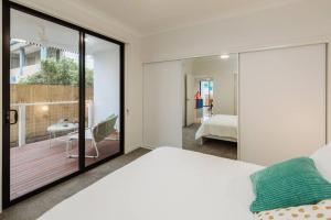 um quarto com uma cama e uma varanda em Spacious Modern and Cozy 3BD Townhouse at Great Location em Gold Coast