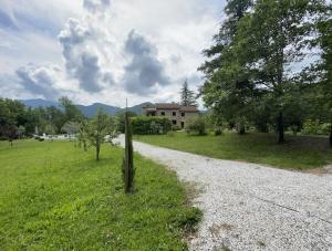 eine Schotterstraße vor einem Haus in der Unterkunft Casale del Pozzo-Villa with pool - Fosdinovo in the borgo of Pulica in Tendola