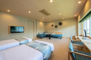 富士河口湖的住宿－富士湖酒店，一间酒店客房,设有两张床和电视