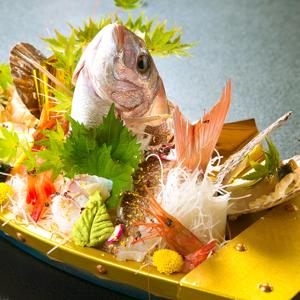 un plato de comida con un pez encima en Houshoutei en Kaga