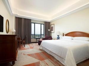 Postel nebo postele na pokoji v ubytování Sheraton Hanoi Hotel