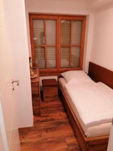 een slaapkamer met 2 bedden, een bureau en een raam bij Ferienwohnung Helli in Teisendorf