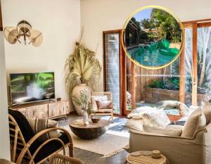 Televisyen dan/atau pusat hiburan di Beach Jungle - Pet-Friendly Hot Tub, Firepit & Pool in Beachside Hideaway