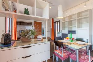 Vicerè Apartment With AC and Wi-Fi - Happy Rentals في كاتانيا: مطبخ مع طاولة وغرفة طعام