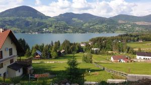 Blick auf einen See in einem Dorf mit Bergen in der Unterkunft Cabana belvedere (VIS) in Colibiţa