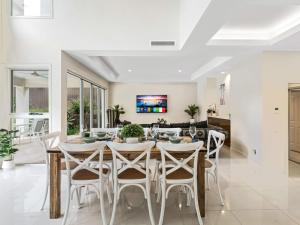 a dining room with a table and chairs at Luxury Hilltop Brand-New 5BD Holiday Home in Brisbane