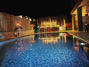 Bazén v ubytování ALAÇATI XL LUXURY HOTEL nebo v jeho okolí