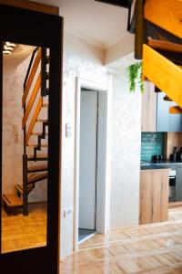 um quarto com uma escada e uma cozinha em BEST4YOU em Subotica