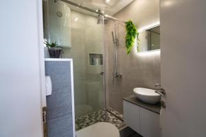 W łazience znajduje się prysznic, toaleta i umywalka. w obiekcie BEST4YOU w mieście Subotica