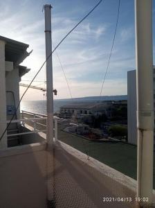 - une vue sur l'océan depuis le balcon d'une maison dans l'établissement Plage des catalans, à Marseille
