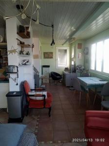 - un salon avec des chaises rouges et une table dans l'établissement Plage des catalans, à Marseille