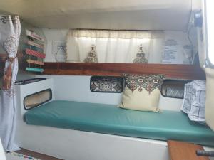 ein Bett im hinteren Teil eines Wohngebäudes in der Unterkunft voilier Cap d'Agde in Cap d'Agde