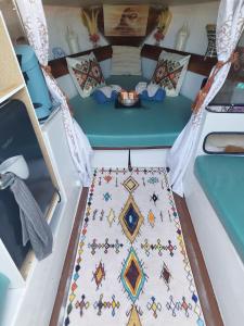 uma vista para o interior de um barco com uma mesa em voilier Cap d'Agde em Cap d'Agde