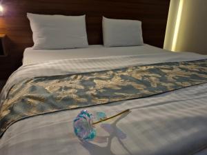 سرير أو أسرّة في غرفة في Shams Alshate شمس الشاطئ