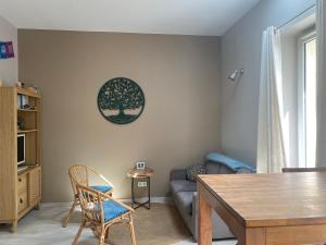 a living room with a tree picture on the wall at La Chambre de Veyrines in Mérignac